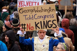 Um homem vestido como o presidente George Washington carrega uma placa que diz 'George Washington disse ao Congresso no Reis', enquanto ele e milhares de pessoas se reúnem na Plaza da Prefeitura de Boston como parte das mãos em todo o país ', com o presidente dos EUA, o presidente do US Trump e Elon Musk em Boston, massachusetts, EUA, USA, em 05 de abril de 2025.
